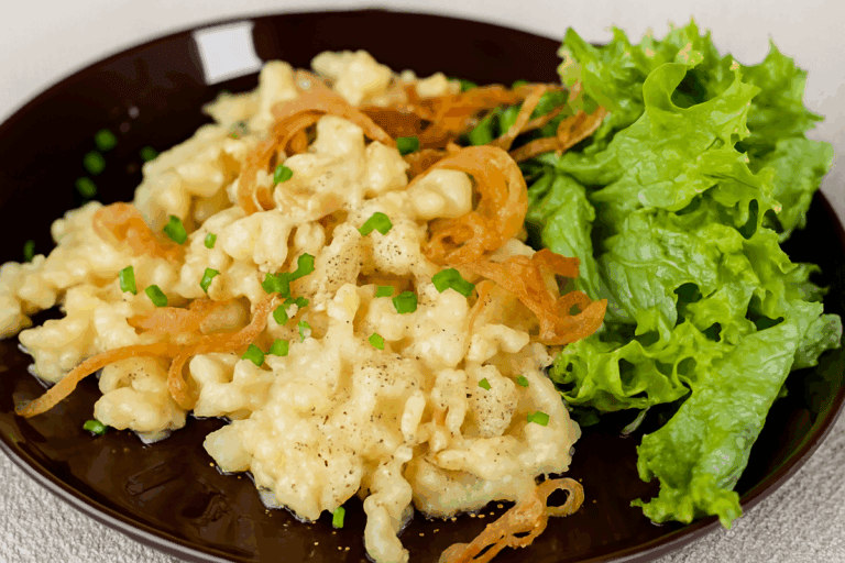 Käsespätzle wie bei Oma – mit extra Käse &amp; knusprigen Röstzwiebeln