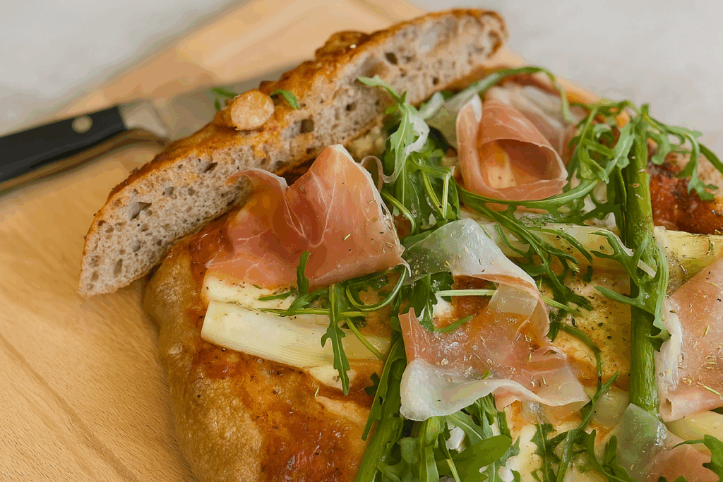 Vollkorn-Pinsa mit Poolish, Spargel und Prosciutto