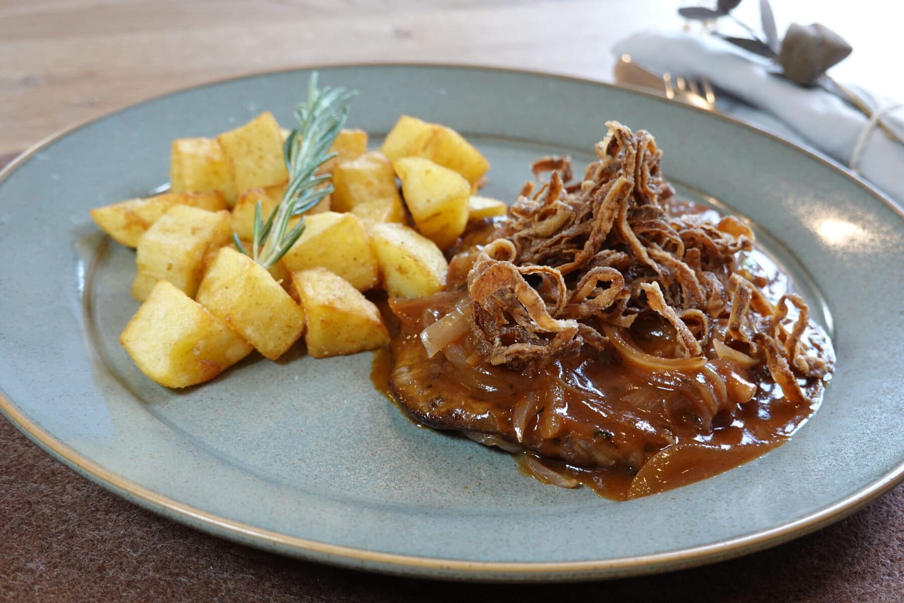Zwiebelrostbraten mit Röstzwiebeln & knusprigen Braterdäpfeln