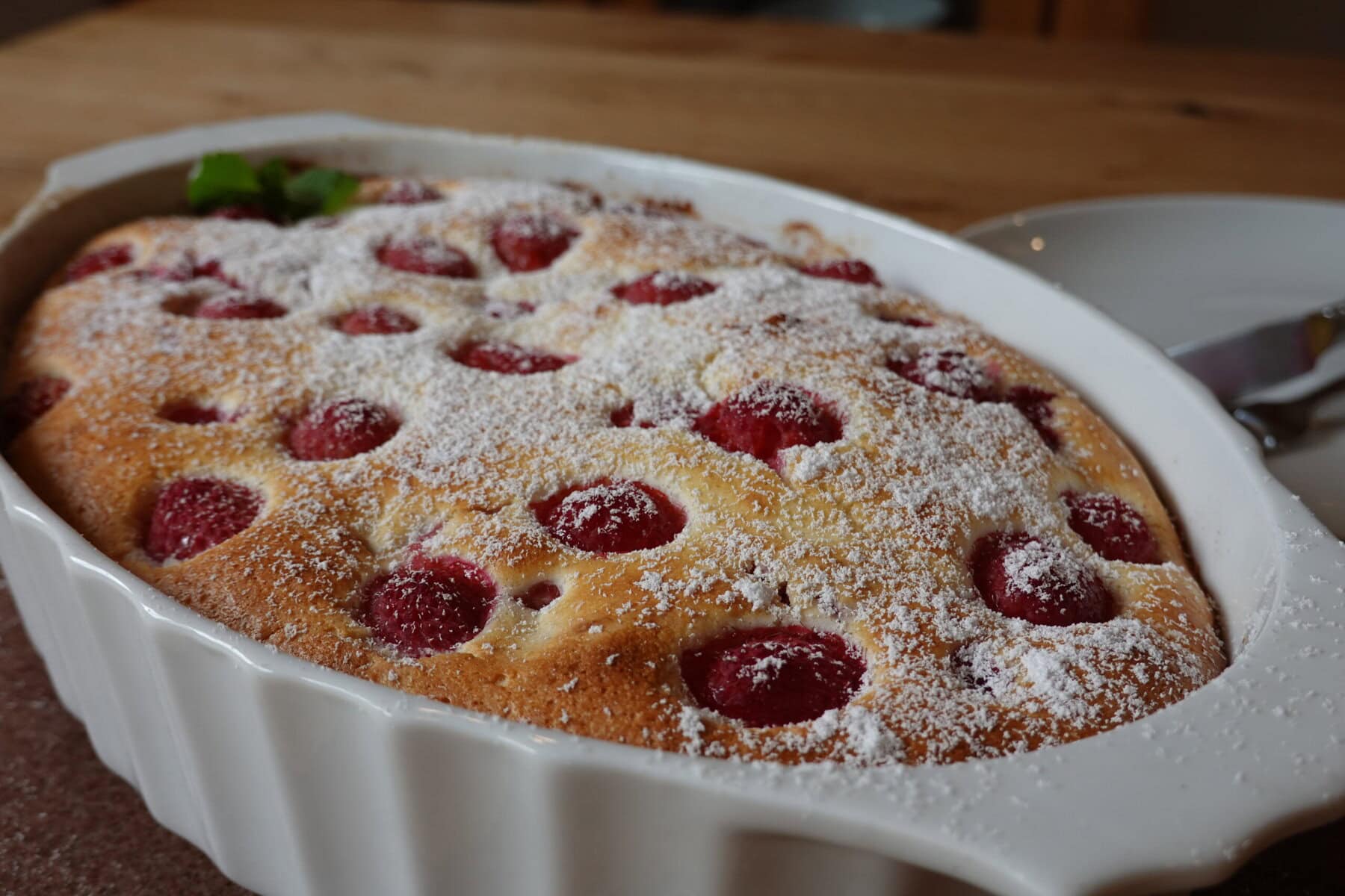 Pastel aireado de frambuesas con quark, yogur y bayas frescas - un sencillo postre al horno