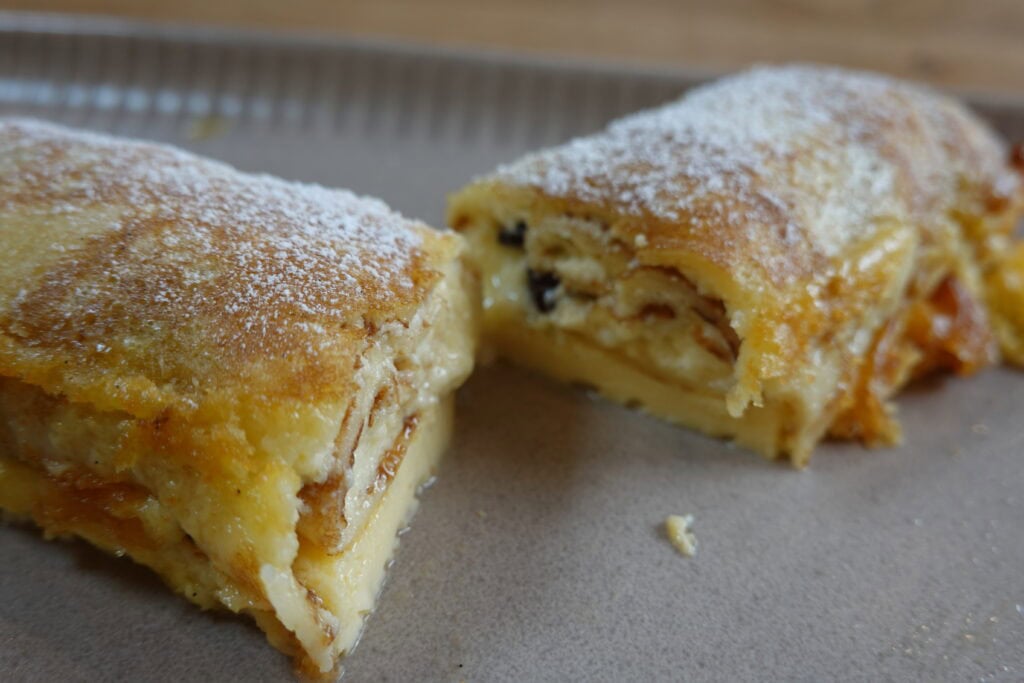 Alt-Wiener Topfenpalatschinken – flaumig souffliert aus dem Ofen, mit Staubzucker bestreut