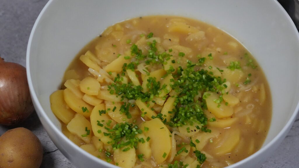 Wiener Kartoffelsalat aus dem Schnellkochtopf mit Schnittlauch