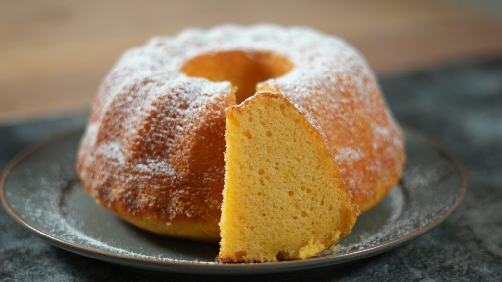 Eierlikör-Gugelhupf mit Topfen – Rezept