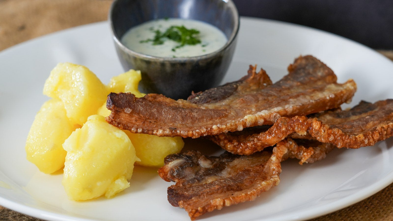 Knuspriger Schweinebauch mit Petersiliensoße – das ganze Rezept auf HausmannKocht