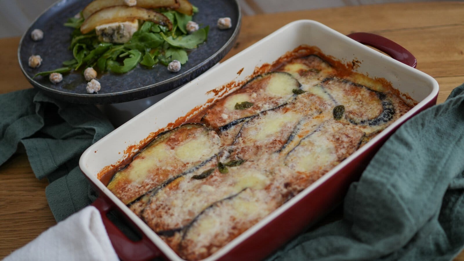 Parmigiana di Melanzane Rezept – goldbraun überbackene Auberginenschichten in der Auflaufform, frisch aus dem Ofen